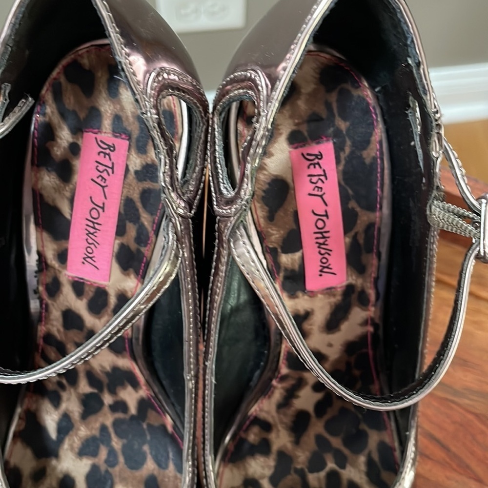 Betsey Johnson “Mimie” Heart Cutout Metallic High Heels. Excellent condition - Picture 10 of 14